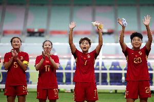 马德兴：中国女足踢得比想象中要好，逼抢、高压、封堵做得可以