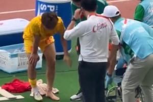 东体现场报道：毛伟杰受伤下场后表示不用坐轮椅，走路一瘸一拐