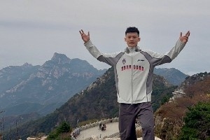 王岚嵚社媒晒山东全队登泰山合影：五岳独尊⛰️