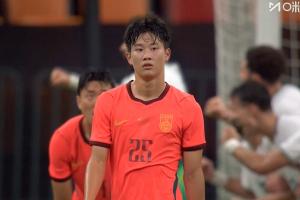 半场0-3落后巴勒斯坦，国足球员神情失落，韦世豪与对手进行交流