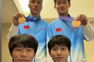 庆祝一下！向余望、胡荷韬、刘浩帆、于大宝四人合拍手势舞庆祝