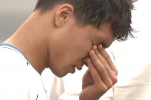 点球败给U23国足！乌兹别克球员赛后捂住眼睛，门将坐地埋头