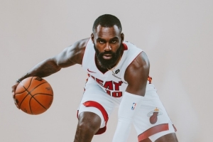 板凳神射！小哈达威半场4中4独得14分 三分3中3