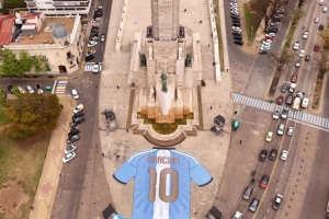 致敬梅西！罗萨里奥出现巨大阿根廷10号球衣，印有“谢谢”字样