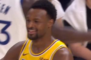 新规受害者+1！布朗尼辅助手推库里叔叔被吹进攻犯规 俩人都笑了