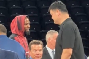 火箭名宿！姚明现身NBA中国赛训练场 与杜兰特等人寒暄