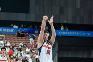 挺全面！张皓嘉半场3中2拿8分2篮板1助1断1帽 正负值+7