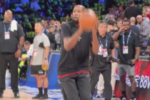 NBA中国赛即将开战！杜兰特进行赛前投篮热身！