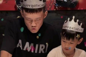 周鹏发博与儿子一同庆生：祝我们生日快乐！继续被爱 继续热爱