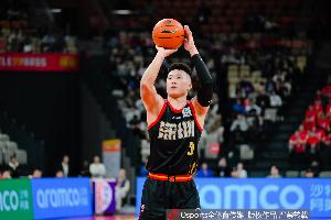 一手好跳投！贺希宁半场7中5拿到13分6板2助 连续漂移中投命中