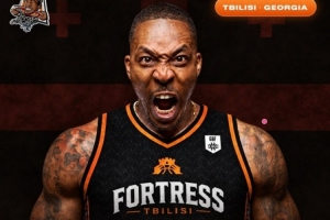 霍华德转发自己12分7板3帽集锦 疑似喊话76人：费城 还在等啥呢？