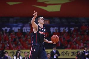 身手全能！周鹏11中7拿到17分4板5助2断3帽 正负值+11