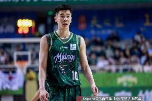 保持状态就好！郭昊文15中8拿到20分4板4助 最后一节没有登场