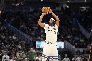 火锅痴汉！特纳24分钟7中2拿5分5帽1断 6犯离场