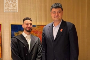 申京点赞！火箭官方晒姚明和申京合照：过去和现在
