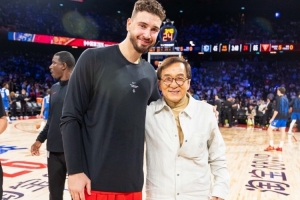 与姚明&成龙合影！申京社媒晒中国赛期间动态：你好 中国