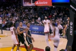 攻城拔寨！字母哥持球反击 无视防守直杀篮下起飞暴扣
