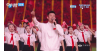 闽超决赛厦门vs福州，奥运冠军谌龙现场助阵，演唱我和我的祖国