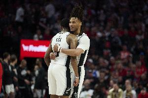 攻传俱佳！福克斯9中5&4罚4中砍下16+6 卡斯尔9中6砍下13+5+5