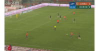 刘浩帆踢倒克雷桑VAR介入后判给泰山点球，克雷桑勺子点球中横梁