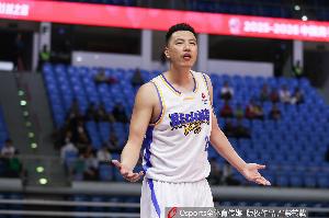 仅出战6分26秒！翟晓川第三节拼抢篮板吃到个人第5犯 犯满离场