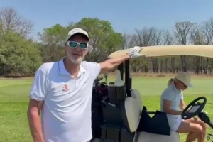 心情不错！太阳报：拉爵在津巴布韦打高尔夫球，庆祝73岁生日