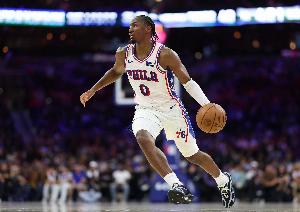 进攻犀利！马克西首节5中3拿到8分1断1帽 开场连中两记三分球