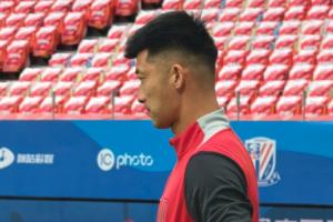 从头开始！刘殿座把头发染回黑色 明日蓉城第6个冠军点打平即夺冠