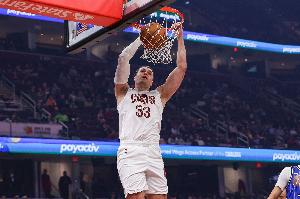 低位单打是亮点！海佐尼亚13中5得10分3板2助2断 三分失准5中0